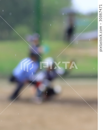 多雨的壘球擊球手和捕手和裁判圖像Bokashi 多雨的壘球擊球手和捕手和裁判圖像Bokashi 30867471