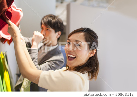 選擇五顏六色的織品的年輕人和婦女 30868112