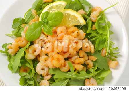 Spicy shrimps with salad greens 30868496