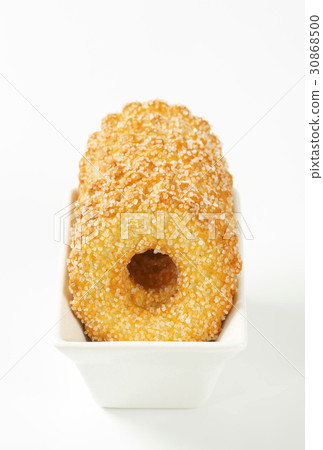 Thin ring-shaped cookies 30868500