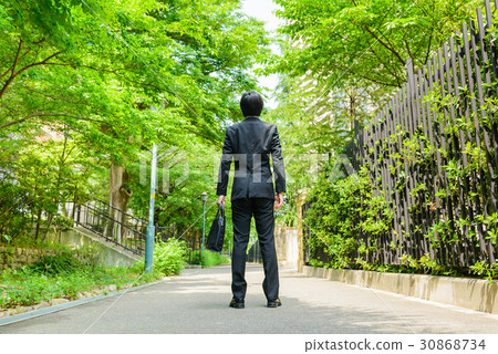 站立在新綠色路的商人 30868734
