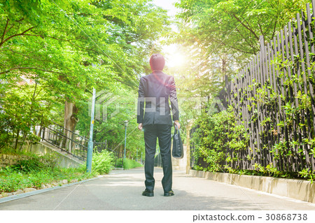 站立在新綠色路的商人 站立在新綠色路的商人 30868738