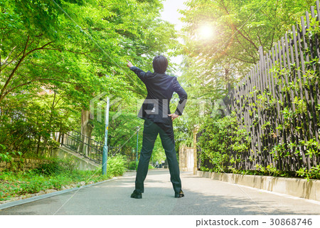 站立在新綠色路的商人 站立在新綠色路的商人 30868746