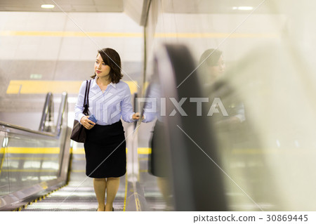 騎自動扶梯的婦女 30869445