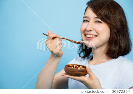 一個女人吃混合堅果 30872294