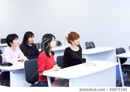 採取研討會研討會的婦女 採取研討會研討會的婦女 30873340