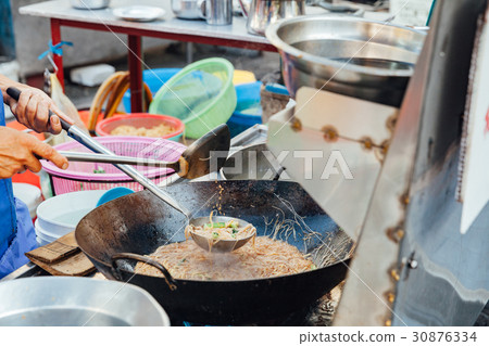 Chef cooks stir-fried noodles Chef cooks stir-fried noodles 30876334