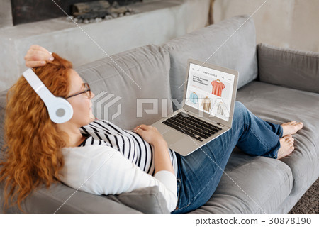 Pregnant woman shopping online 30878190