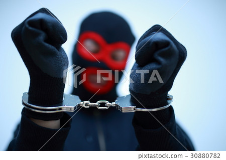 小偷手銬被捕(犯罪非法罪犯小人眼睛帽子偽裝疑似案件犯罪分子可疑入侵者) 小偷手銬被捕(犯罪非法罪犯小人眼睛帽子偽裝疑似案件犯罪分子可疑入侵者) 30880782