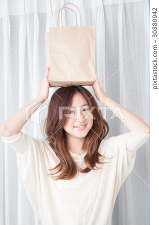 拿著紙袋的婦女 30880942