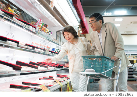 Senior couple shopping at supermarkets 30882662