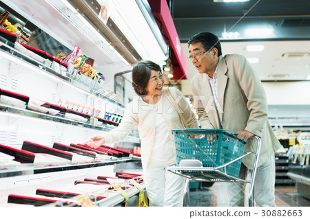 Senior couple shopping at supermarkets Senior couple shopping at supermarkets 30882663