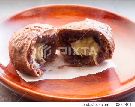 Chocolate banana bun Chocolate banana bun 30883401