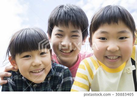Energetic kids who look into their face Energetic kids who look into their face 30883405