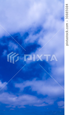 Sky and clouds in April (vertical) 30885084
