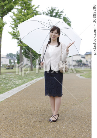 在雨季的女商人圖像 在雨季的女商人圖像 30888296