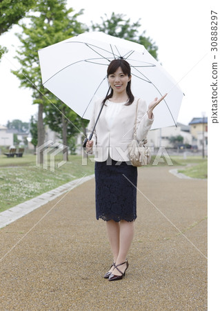 在雨季的女商人圖像 在雨季的女商人圖像 30888297