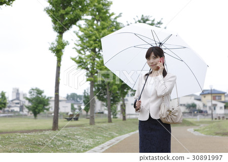 在雨季的女商人圖像 30891997