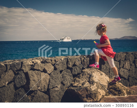 Little girl on the seaside promenade Little girl on the seaside promenade 30893116