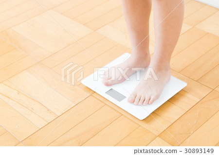 體重秤和女性腳 30893149