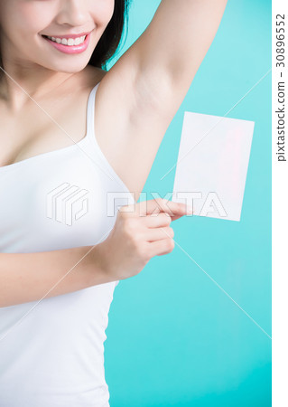 woman show under armpit 30896552