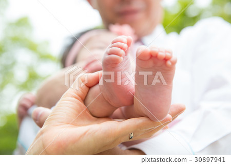 Baby's little feet 30897941
