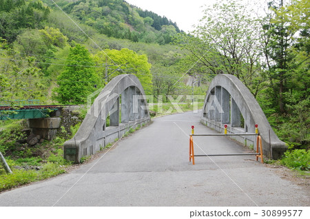 Shinshu Otari村的Shinzawa橋RC Rose Bridge於1970年在昭和12建成應對戰時鋼材短缺的問題土木工程遺產指定 Shinshu Otari村的Shinzawa橋RC Rose Bridge於1970年在昭和12建成應對戰時鋼材短缺的問題土木工程遺產指定 30899577