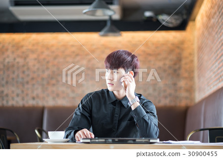 Handsome businessman in suitspeaking on the phone  30900455