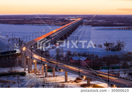 Bridge over Amur river in Khabarovsk in winter 30900620
