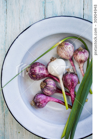 Young Garlic in a bowl 30904948