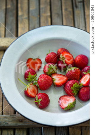 Ripe strawberries 30905042