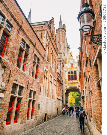 Bridge crossing between buildings over narrow Bridge crossing between buildings over narrow 30905758