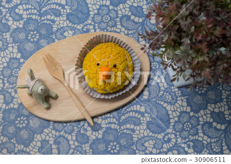 Duck Sweet choux cream in wooden dish 30906511
