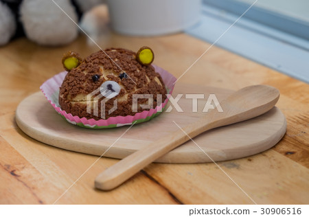 Bear Sweet choux cream in wooden dish 30906516