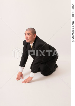 跪在地上 跪在地上 30906864