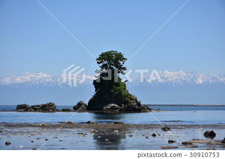 雨雲沿海女性岩石 30910753