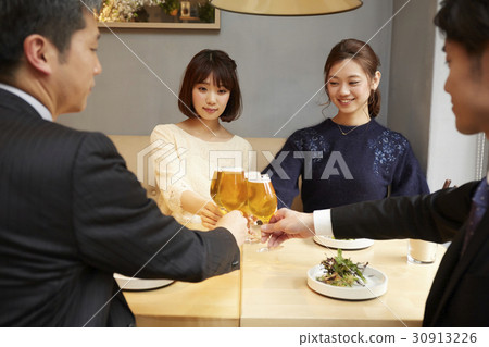 在時尚的餐廳的美食風景 在時尚的餐廳的美食風景 30913226