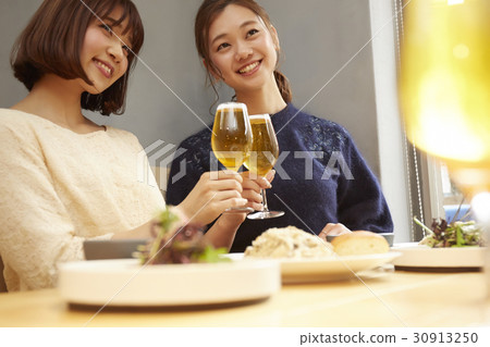 一個女人享受午餐和飲料 一個女人享受午餐和飲料 30913250
