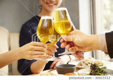 男人和女人享受白天飲料 30913312
