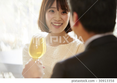 Men and women enjoying daytime drinks 30913358