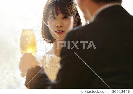 男人和女人享受白天飲料 男人和女人享受白天飲料 30913446