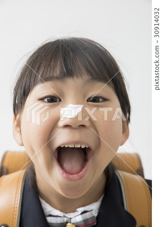 First grade girl who puts cherry blossoms in her nose 30914032