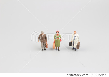 Miniature business people on board Miniature business people on board 30915944
