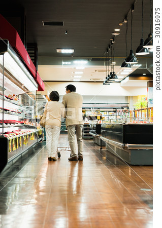 Senior couple shopping at supermarkets Senior couple shopping at supermarkets 30916975
