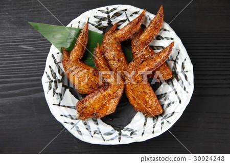 Deep-fried chicken wings 30924248