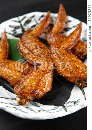 Deep-fried chicken wings 30925222