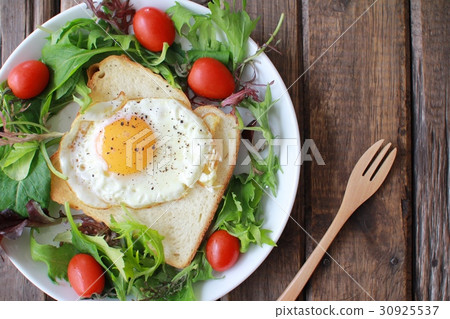 One-plate meal of toast topped with wreath salad and fried egg One-plate meal of toast topped with wreath salad and fried egg 30925537