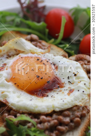 納豆吐司配蛋餅和蔬菜沙拉開放式三明治 納豆吐司配蛋餅和蔬菜沙拉開放式三明治 30925597