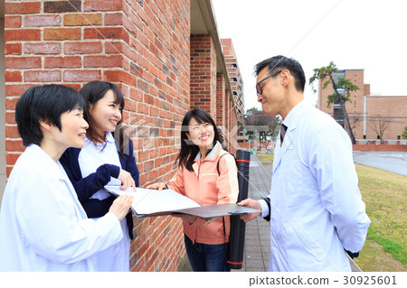 Business image Architect who will meet with medical personnel 30925601