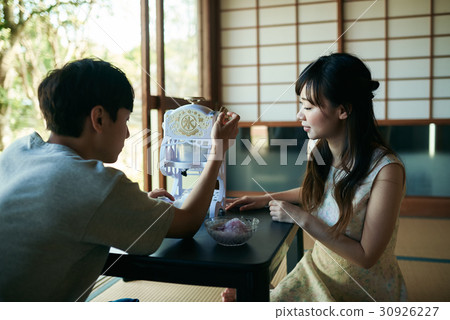 Men and women making shaved ice on the edge 30926227